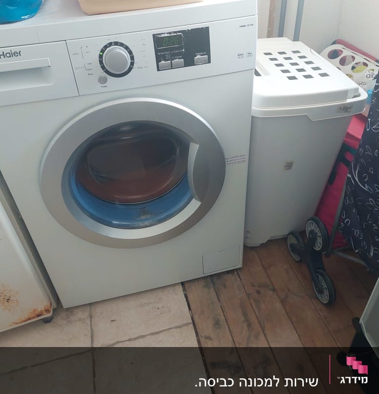 מכונת כביסה עם לוח בקרה דיגיטלי וכפתור סיבוב